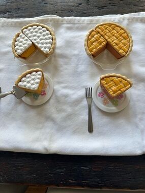 American Girl Miniature Pie Duo Playset in White & Golden Yellow